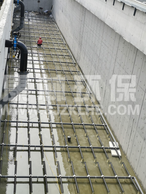 遼寧鞍山汙水廠（chǎng）管式曝氣器安裝現場