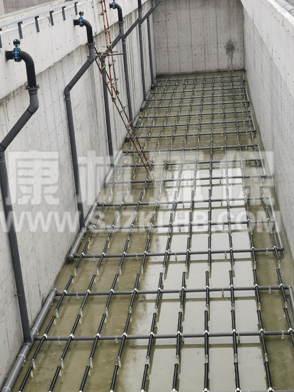 遼寧（níng）鞍山汙水（shuǐ）廠管式曝氣器（qì）安裝現場
