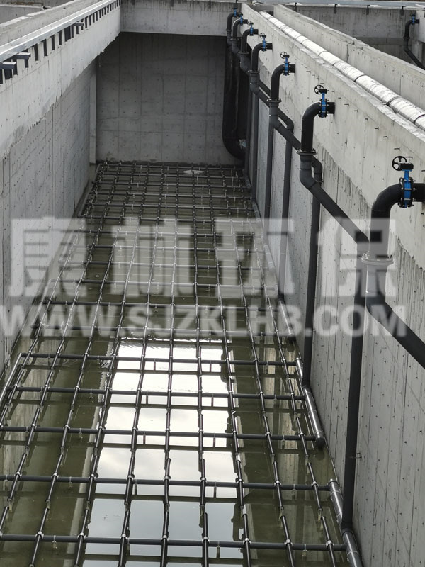 遼寧鞍山汙水廠管式曝氣器安（ān）裝現場